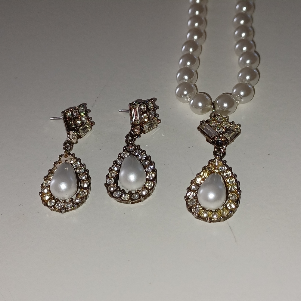 Fantasy neckkace and earring set.
